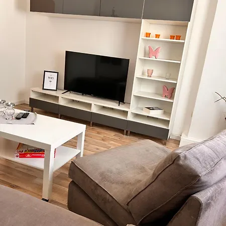 Schoene 2 Raum-wohnung In *